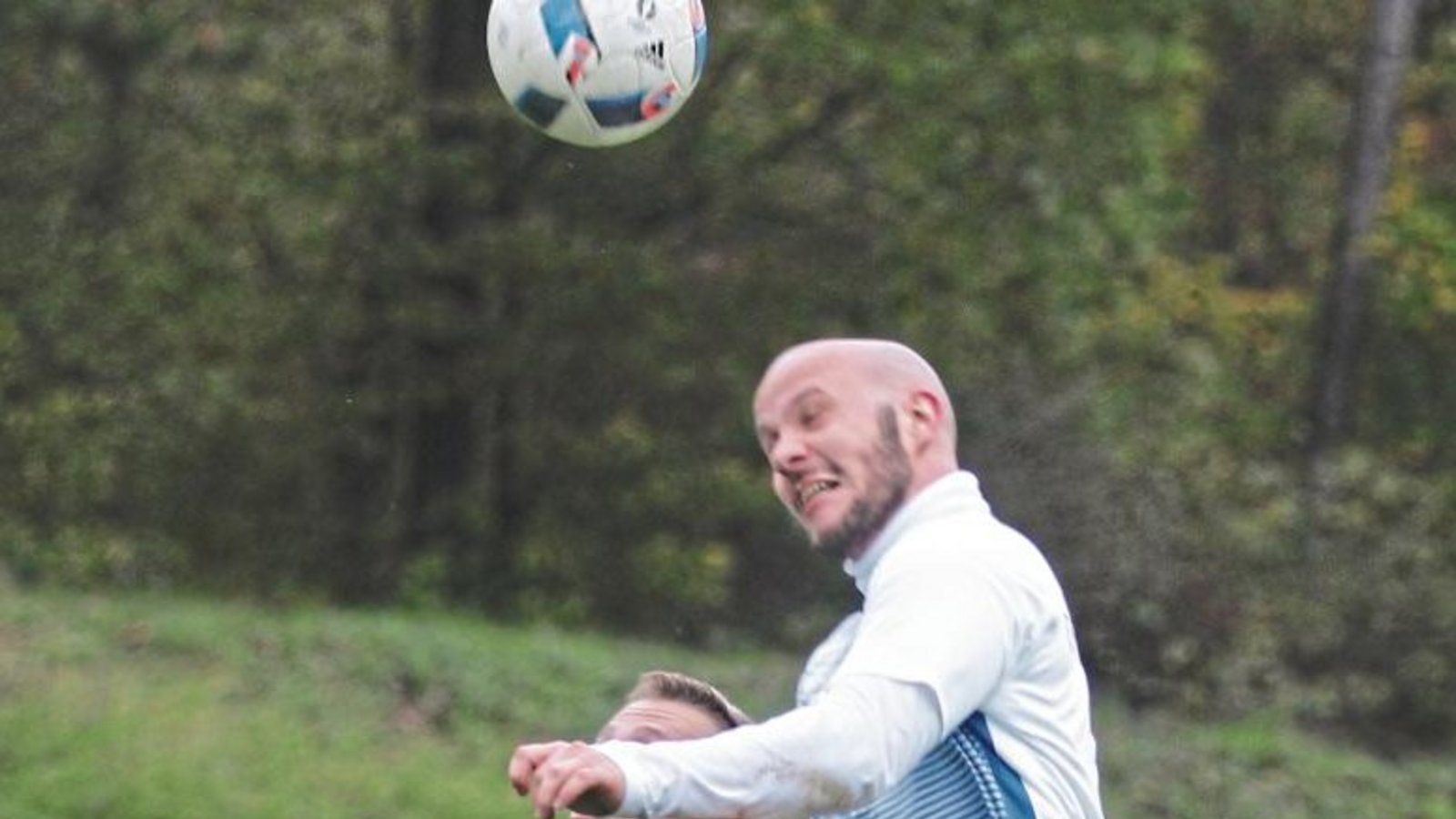 Marcel Scholz hat Etienne Wittich von der SGM Hohenhaslach/Freudental gerade so noch eingeholt und köpft den Ball kurz vor der eigenen Strafraumgrenze zur Ecke. Schiedsrichter Sascha Wirth hat das Einsteigen des Häfnerhaslacher Innenverteidiger als Verhin Marcel Scholz hat Etienne Wittich von der SGM Hohenhaslach/Freudental gerade so noch eingeholt und köpft den Ball kurz vor der eigenen Strafraumgrenze zur Ecke. Schiedsrichter Sascha Wirth hat das Einsteigen des Häfnerhaslacher Innenverteidiger als Verhin