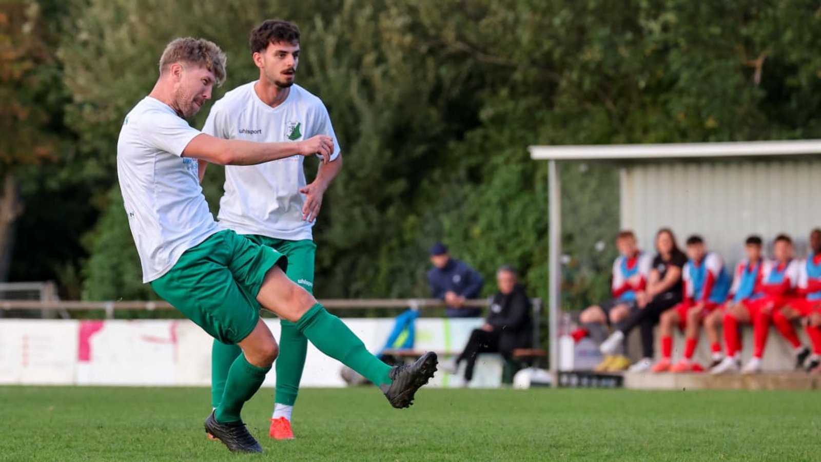 Der Dosenöffner und der Dreierpacker: Lars Ruckh (vo.) erzielt mit einem strammen Freistoß die frühe 1:0-Führung für den TSV Heimerdingen, Arlis Krasniqi ließ danach noch drei Treffer gegen den SSV Schwäbisch Hall folgen.Baumann/Leonie Keppler Der Dosenöffner und der Dreierpacker: Lars Ruckh (vo.) erzielt mit einem strammen Freistoß die frühe 1:0-Führung für den TSV Heimerdingen, Arlis Krasniqi ließ danach noch drei Treffer gegen den SSV Schwäbisch Hall folgen.Baumann/Leonie Keppler