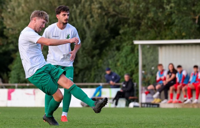Der Dosenöffner und der Dreierpacker: Lars Ruckh (vo.) erzielt mit einem strammen Freistoß die frühe 1:0-Führung für den TSV Heimerdingen, Arlis Krasniqi ließ danach noch drei Treffer gegen den SSV Schwäbisch Hall folgen.<span class='image-autor'>Baumann/Leonie Keppler</span>