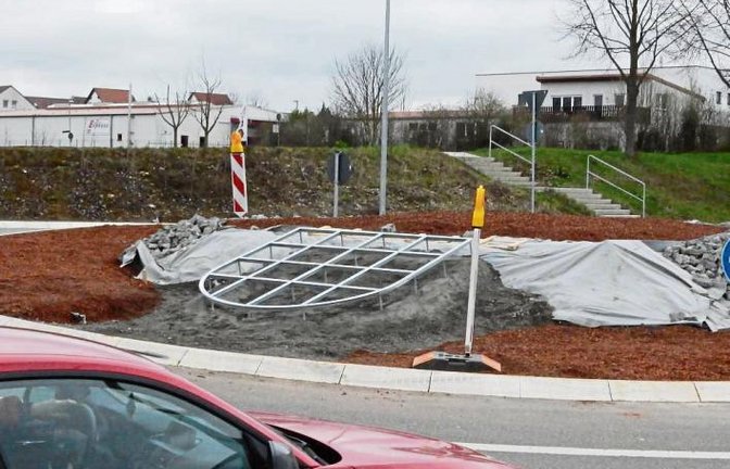Da sind wir aber mal gespannt, was das für ein Kunstwerk wird auf dem Kreisel beim Vaihinger Globus-Baumarkt. Foto: Arning