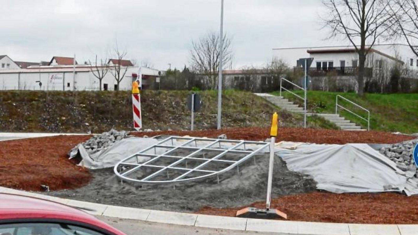 Da sind wir aber mal gespannt, was das für ein Kunstwerk wird auf dem Kreisel beim Vaihinger Globus-Baumarkt. Foto: Arning