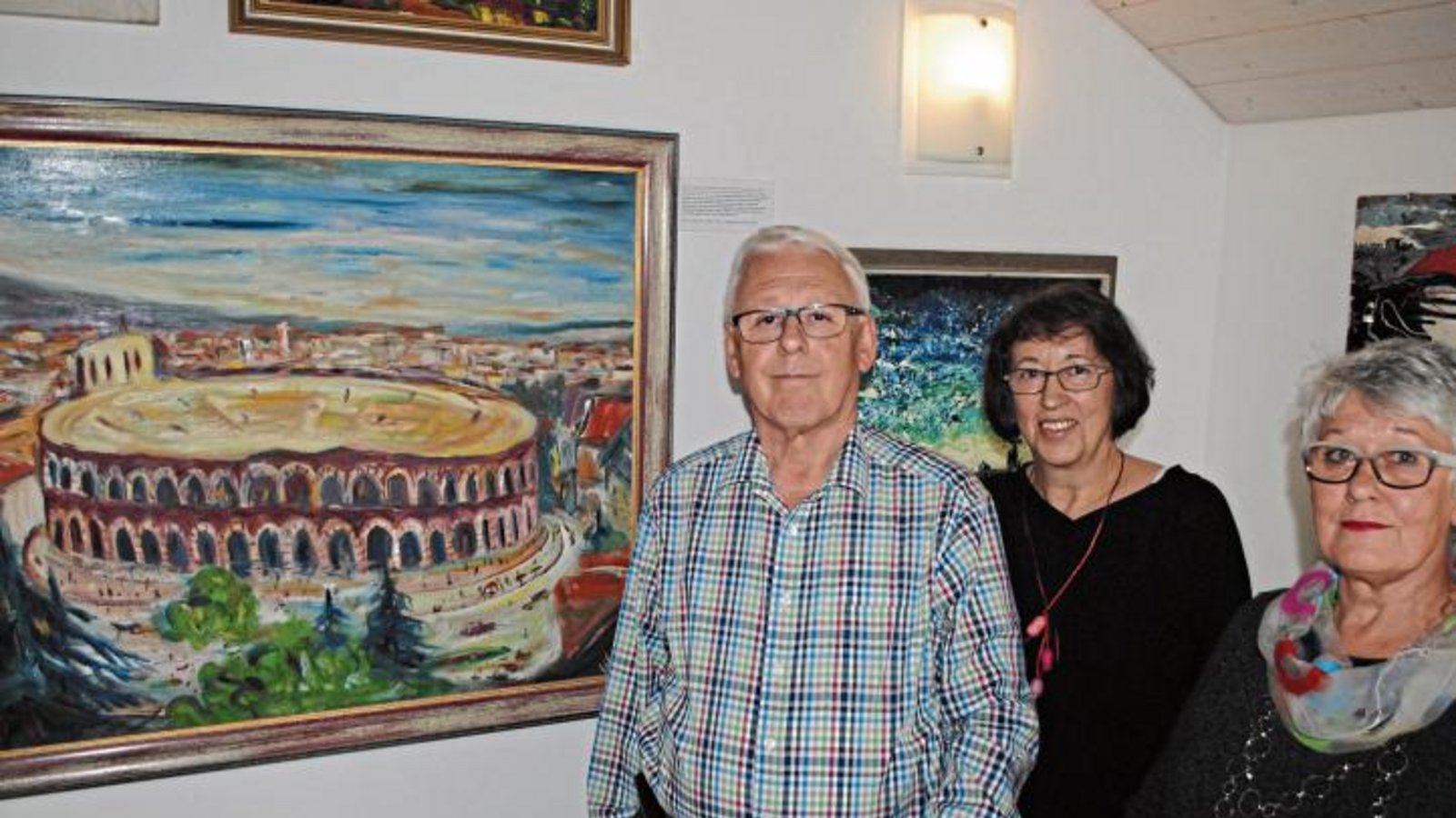 Hager und sein „Fernwehland Italien“: Wolfgang Hager mit Ehefrau Sylvia (Mitte) und Margret Schmid vor dem Bild, das die Arena von Verona zeigt. Foto: Stahlfeld Hager und sein „Fernwehland Italien“: Wolfgang Hager mit Ehefrau Sylvia (Mitte) und Margret Schmid vor dem Bild, das die Arena von Verona zeigt. Foto: Stahlfeld