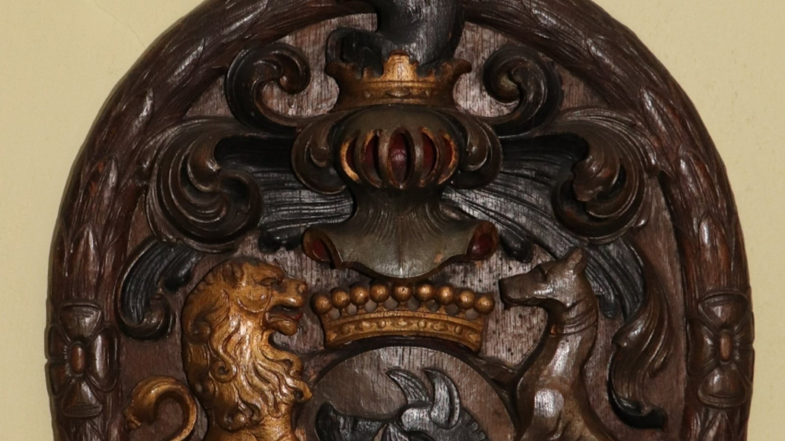 Das Wappen des Grafengeschlechts zeigt die neunzackige Krone und den Eberkopf.