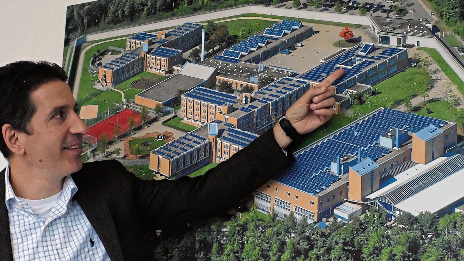 Anstaltsleiter Frank Jansen zeigt auf das Verwaltungsgebäude der Justizvollzugsanstalt Heimsheim; von hier aus kümmert er sich darum, dass alles funktioniert. Fotos: Friedrich Anstaltsleiter Frank Jansen zeigt auf das Verwaltungsgebäude der Justizvollzugsanstalt Heimsheim; von hier aus kümmert er sich darum, dass alles funktioniert. Fotos: Friedrich