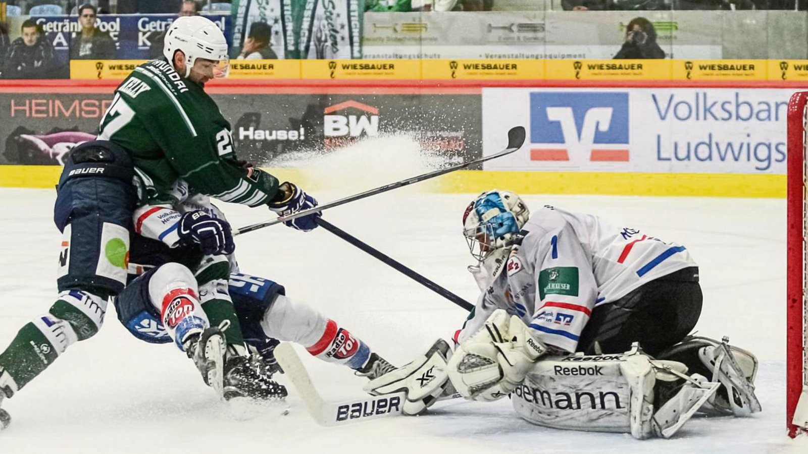 Auf packende Duelle in der DEL 2 zwischen Justin Kelly (links) und den Bietigheim Steelers sowie HEC-Goalie Peter Holmgren (rechts) und den Heilbronner Falken müssen die Fans beider Lager in der nächsten Saison verzichten. Foto: Simecek