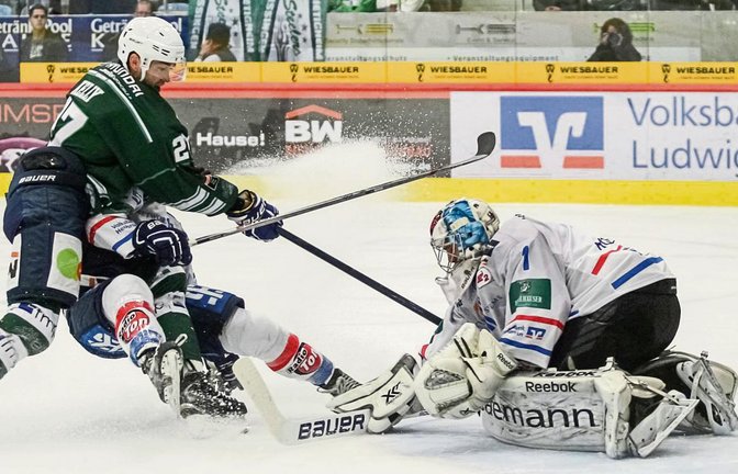 Auf packende Duelle in der DEL 2 zwischen Justin Kelly (links) und den Bietigheim Steelers sowie HEC-Goalie Peter Holmgren (rechts) und den Heilbronner Falken müssen die Fans beider Lager in der nächsten Saison verzichten. Foto: Simecek