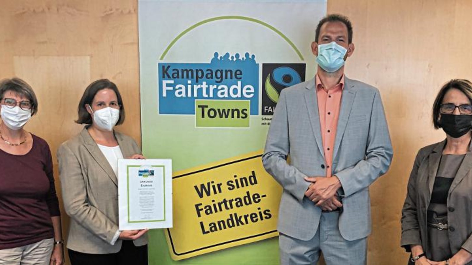 Sie freuen sich über die erneute Auszeichnung des Enzkreis-Engagements für mehr globale Gerechtigkeit (von rechts): Die Leiterin der Stabsstelle Klimaschutz und Kreisentwicklung Edith Marqués Berger, Landrat Bastian Rosenau, Erste Landesbeamtin Dr. Hilde Neidhardt und Angela Gewiese von der Stabsstelle. Foto: LE Sie freuen sich über die erneute Auszeichnung des Enzkreis-Engagements für mehr globale Gerechtigkeit (von rechts): Die Leiterin der Stabsstelle Klimaschutz und Kreisentwicklung Edith Marqués Berger, Landrat Bastian Rosenau, Erste Landesbeamtin Dr. Hilde Neidhardt und Angela Gewiese von der Stabsstelle. Foto: LE