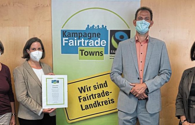 Sie freuen sich über die erneute Auszeichnung des Enzkreis-Engagements für mehr globale Gerechtigkeit (von rechts): Die Leiterin der Stabsstelle Klimaschutz und Kreisentwicklung Edith Marqués Berger, Landrat Bastian Rosenau, Erste Landesbeamtin Dr. Hilde Neidhardt und Angela Gewiese von der Stabsstelle. Foto: LE
