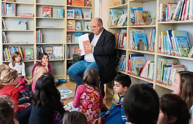 Bürgermeister Jürgen Scholz als Vorleser. Foto: p