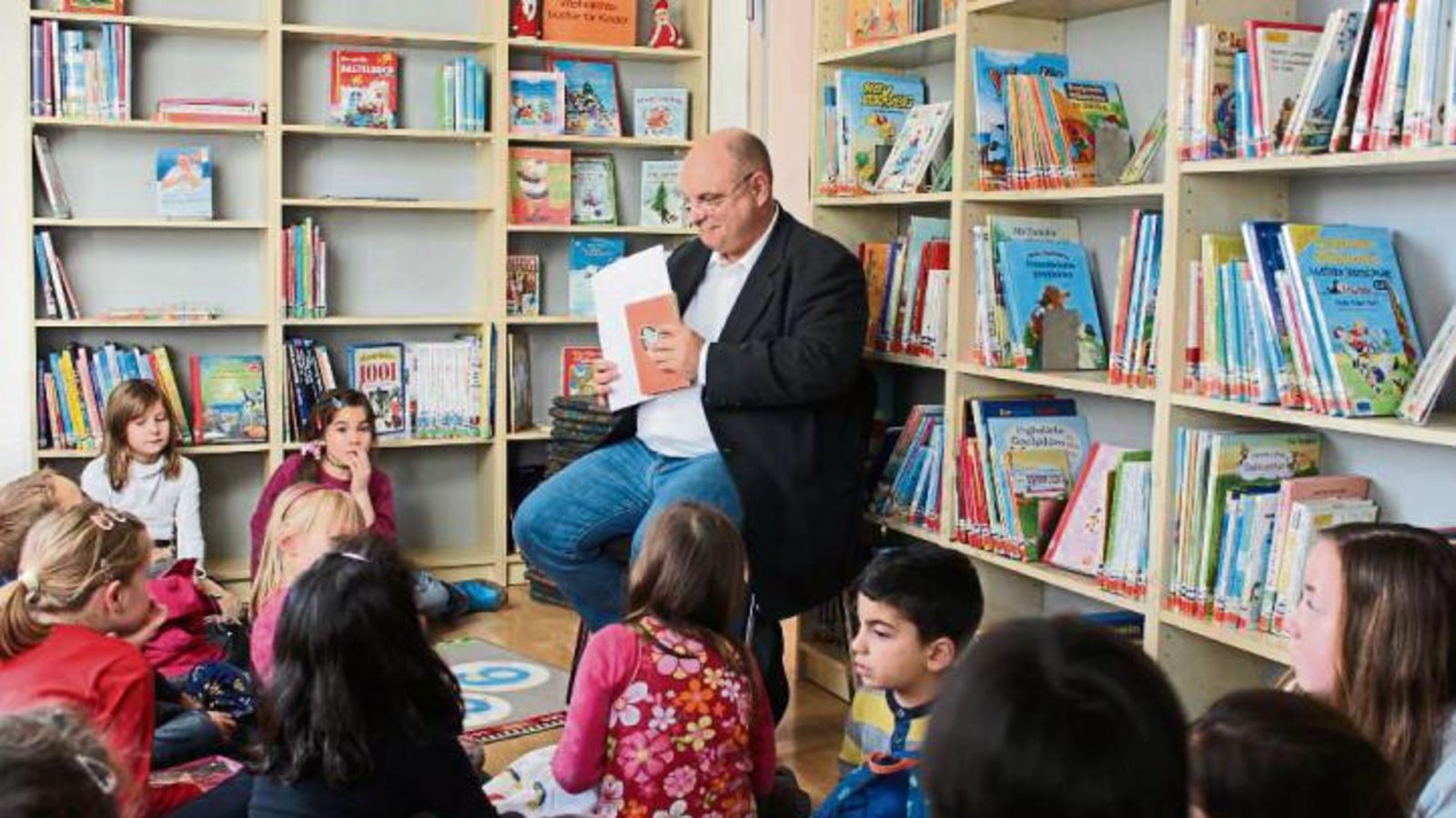 Bürgermeister Jürgen Scholz als Vorleser. Foto: p Bürgermeister Jürgen Scholz als Vorleser. Foto: p