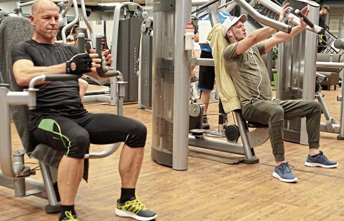 Sowohl Frank Bieber (von links) als auch Marco Kentric sind froh, dass sie wieder regelmäßig etwas für ihre Gesundheit in ihrem Fitnessstudio machen können. Foto: Nachreiner