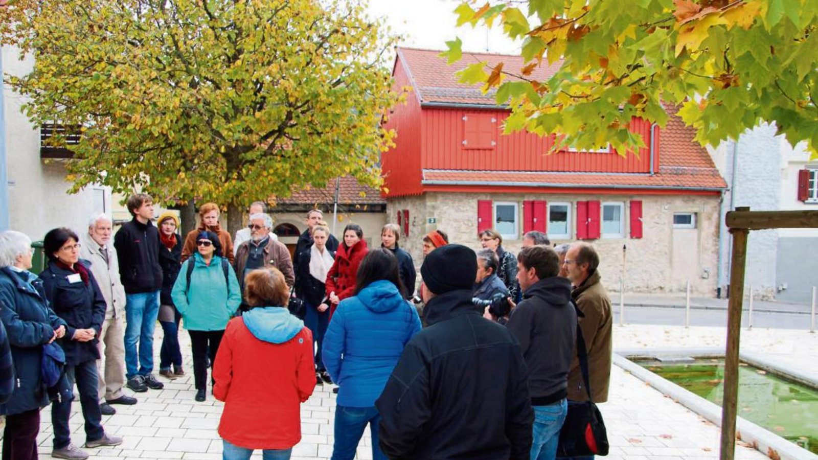 Beim historischen Stadtspaziergang wird auch auf die Reste der Stadtmauer an einer Hausfassade hingewiesen. Foto: Gergen Beim historischen Stadtspaziergang wird auch auf die Reste der Stadtmauer an einer Hausfassade hingewiesen. Foto: Gergen