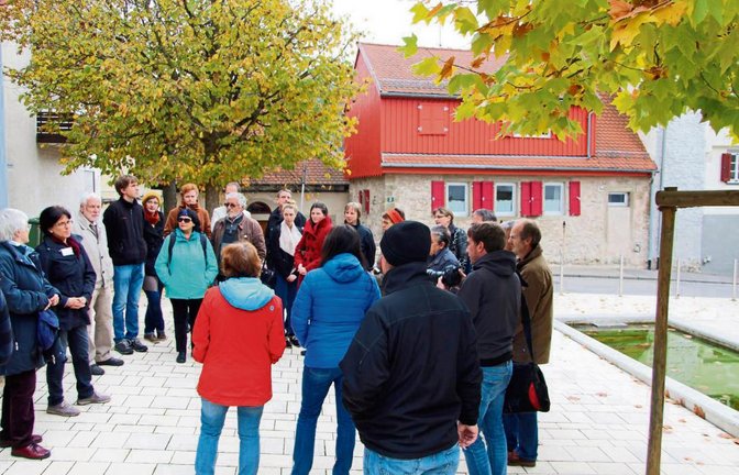 Beim historischen Stadtspaziergang wird auch auf die Reste der Stadtmauer an einer Hausfassade hingewiesen.  Foto: Gergen
