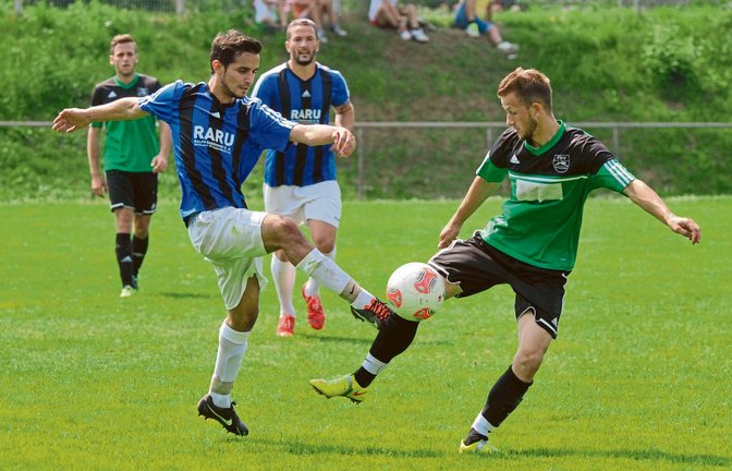 Im hart umkämpften Derby schenken sich der Kleinglattbacher Fatos Isafi im grünen Trikot und Tomas Karabas (Enzweihingen) auch am letzten Spieltag nichts. Foto: Leitner
