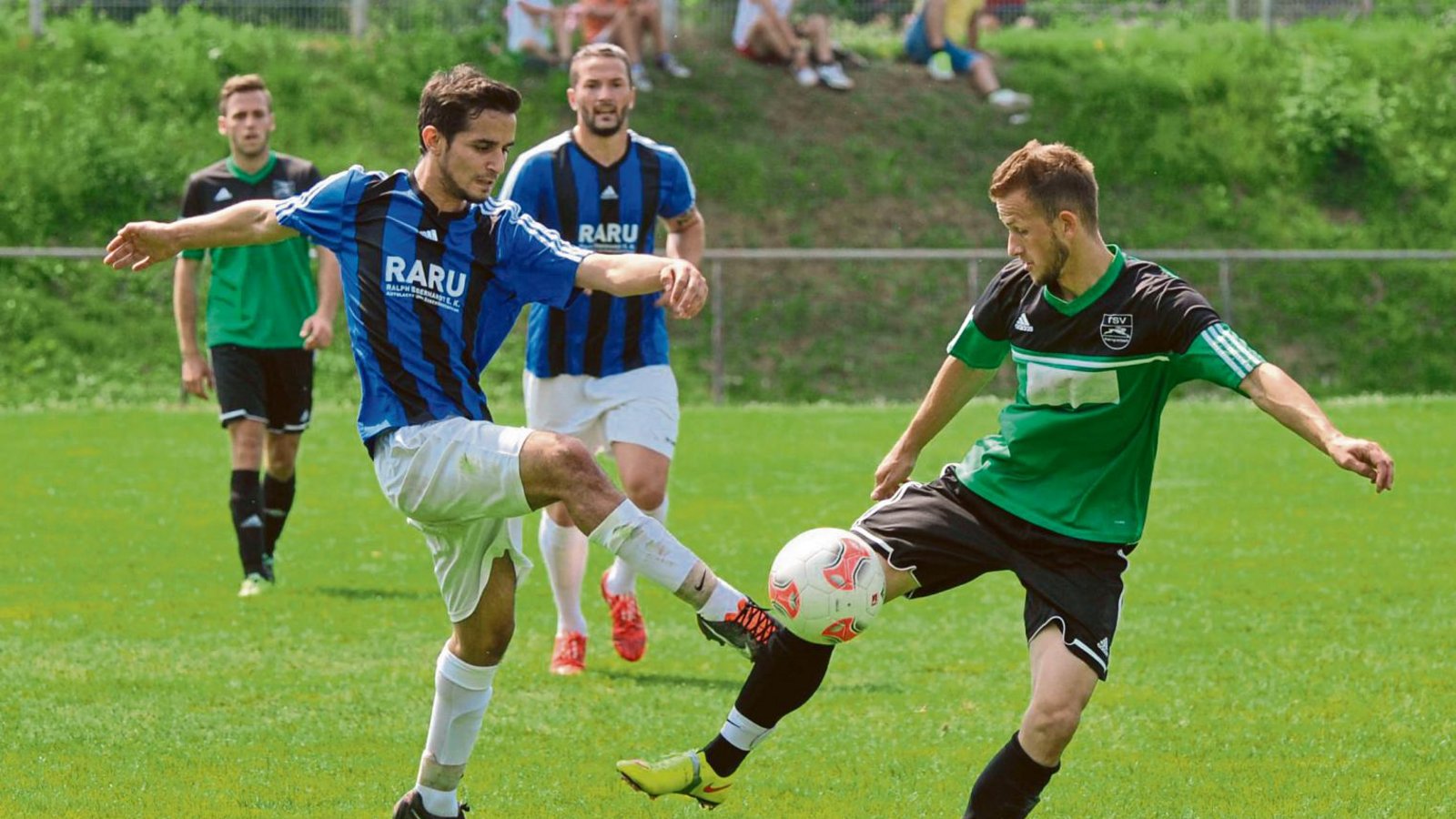 Im hart umkämpften Derby schenken sich der Kleinglattbacher Fatos Isafi im grünen Trikot und Tomas Karabas (Enzweihingen) auch am letzten Spieltag nichts. Foto: Leitner Im hart umkämpften Derby schenken sich der Kleinglattbacher Fatos Isafi im grünen Trikot und Tomas Karabas (Enzweihingen) auch am letzten Spieltag nichts. Foto: Leitner