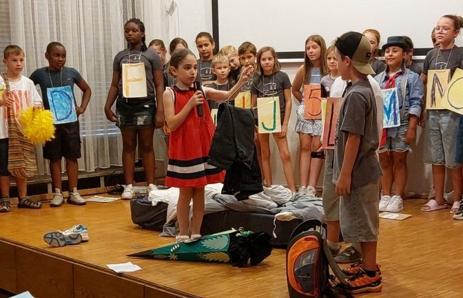 Mit Wortbeiträge und Gesang unterhalten die Grundschüler die Senioren.  <span class='image-autor'>Foto: Leins</span>