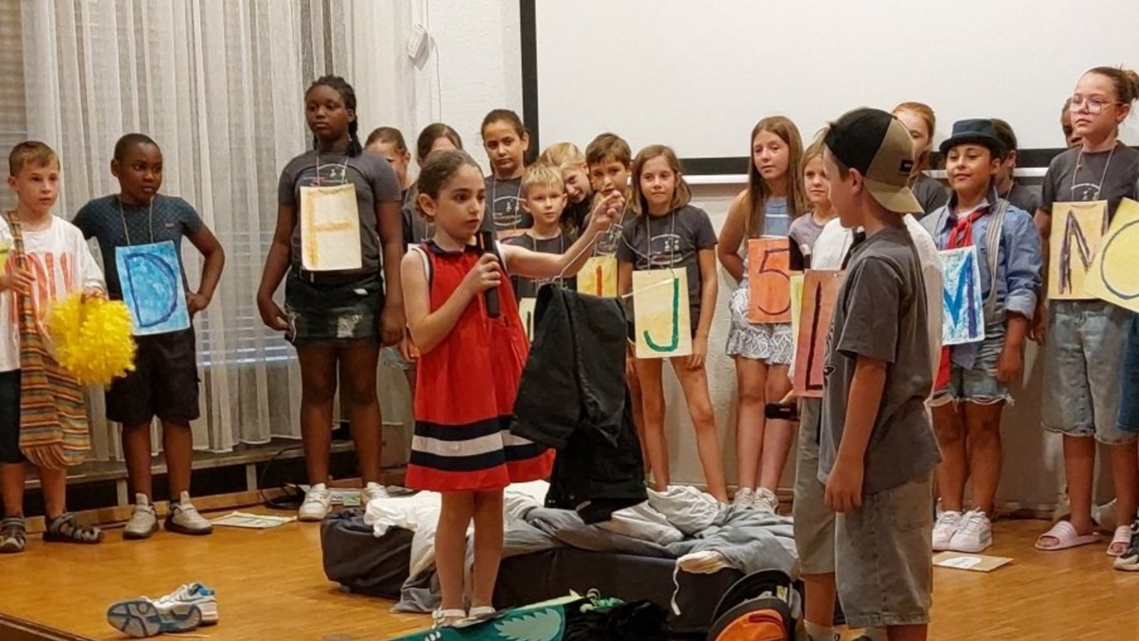 Mit Wortbeiträge und Gesang unterhalten die Grundschüler die Senioren. Foto: Leins Mit Wortbeiträge und Gesang unterhalten die Grundschüler die Senioren. Foto: Leins