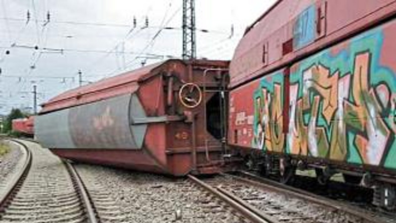 Der umgekippte Wagen. Foto: Bantz Der umgekippte Wagen. Foto: Bantz