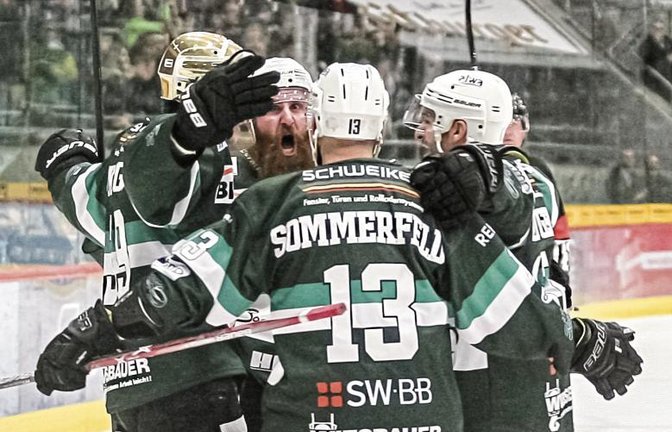 Matt McKnight (von links), Shawn Weller, Marcus Sommerfeld und Dominic Auger bejubeln den 3:2-Sieg der Steelers nach Verlängerung gegen die Ravensburg Towerstars.  Foto: Simecek