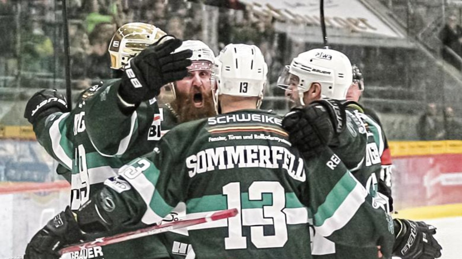 Matt McKnight (von links), Shawn Weller, Marcus Sommerfeld und Dominic Auger bejubeln den 3:2-Sieg der Steelers nach Verlängerung gegen die Ravensburg Towerstars.  Foto: Simecek