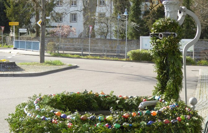 Der kunstvoll aus Buchs und Thuja gebundene Rieter Osterbrunnen. <span class='image-autor'>Foto: Müller</span>
