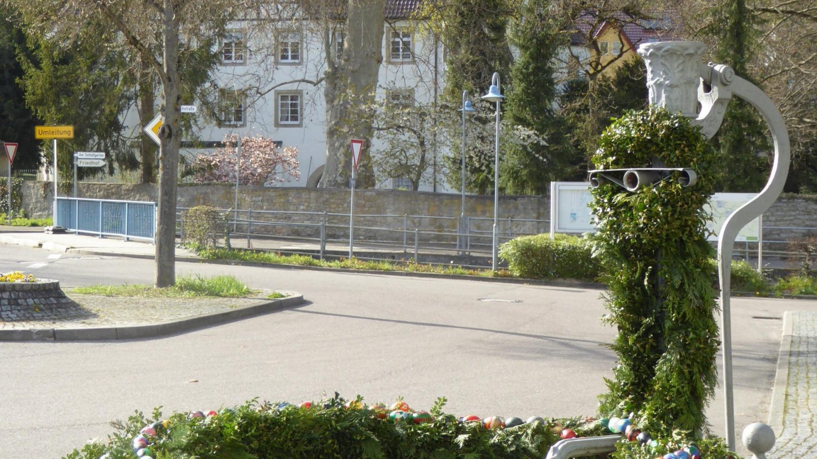 Der kunstvoll aus Buchs und Thuja gebundene Rieter Osterbrunnen. Foto: Müller