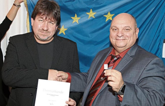Bürgermeister Jürgen Scholz (rechts) ehrt Gerd Langer für 20-jährige Tätigkeit im Sersheimer Gemeinderat. Foto: Bögel
