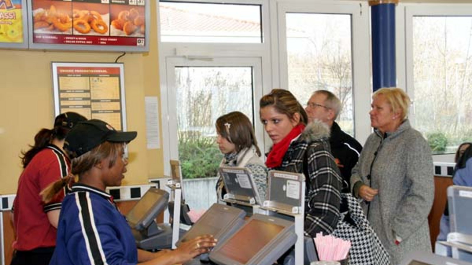 Die Zeit läuft: Wenn die Bestellung in die Kasse eingegeben wurde, bleiben 2,5 Minuten für die Zubereitung. Foto: Schmid