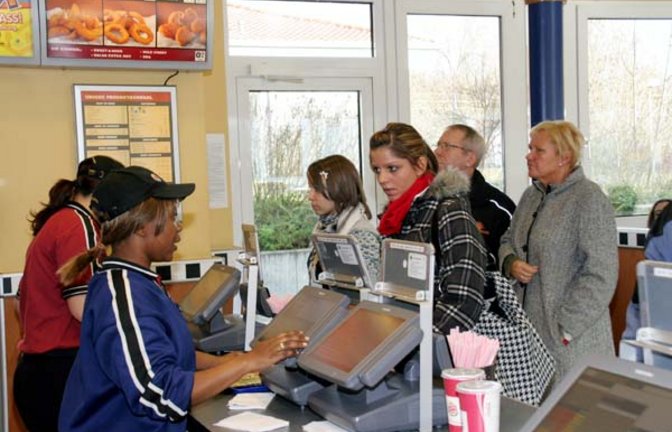 Die Zeit läuft: Wenn die Bestellung in die Kasse eingegeben wurde, bleiben 2,5 Minuten für die Zubereitung. Foto: Schmid