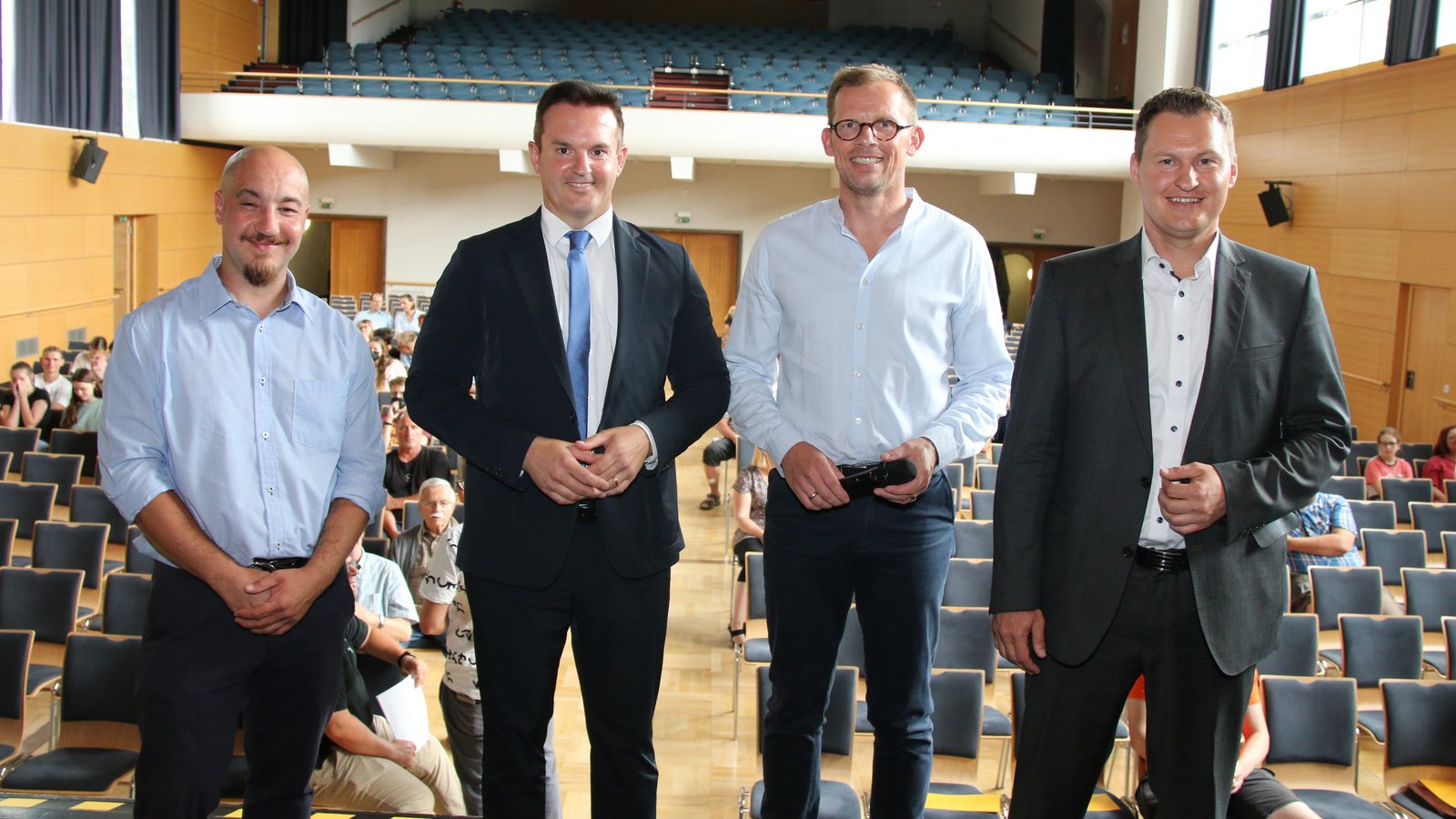 Die vier OB-Kandidaten gestern in der Vaihinger Stadthalle: von links Bernd Rothmann, Sven Haumacher, Uwe Skrzypek und Matthias Beck. Foto: Bögel