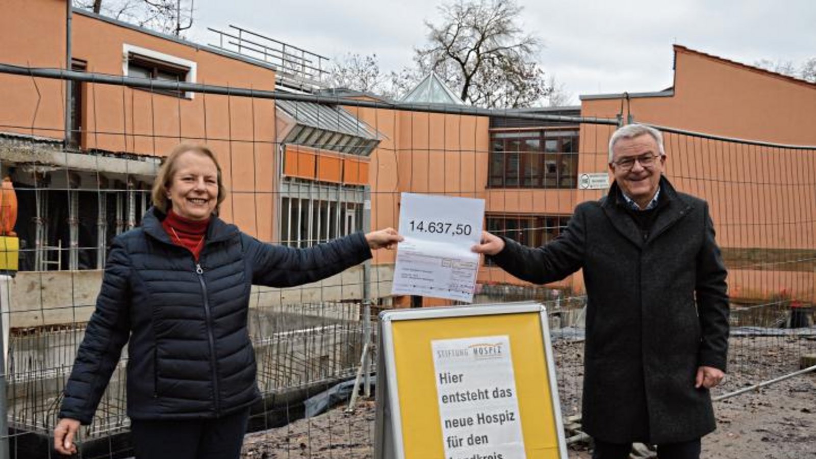 Harald Essig überreichte die Spende an Ute Epple vom Trägerverein des Hospizes.  Foto: p