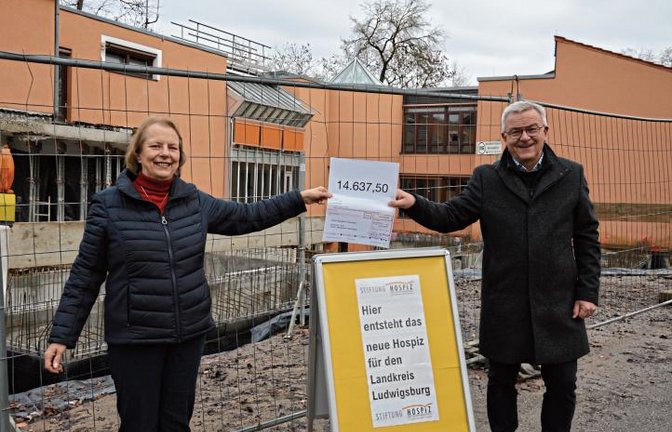 Harald Essig überreichte die Spende an Ute Epple vom Trägerverein des Hospizes.  Foto: p
