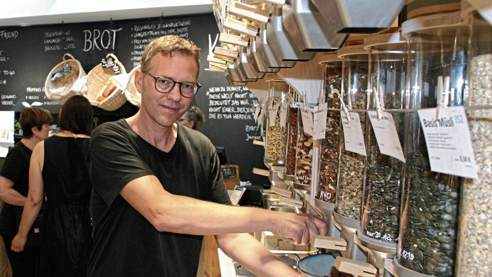 Hergen Blase hat Ludwigsburgs ersten Unverpackt-Laden eröffnet. Hier können Kunden zahlreiche Produkte als lose Ware selbst abfüllen. Fotos: Rieger Hergen Blase hat Ludwigsburgs ersten Unverpackt-Laden eröffnet. Hier können Kunden zahlreiche Produkte als lose Ware selbst abfüllen. Fotos: Rieger