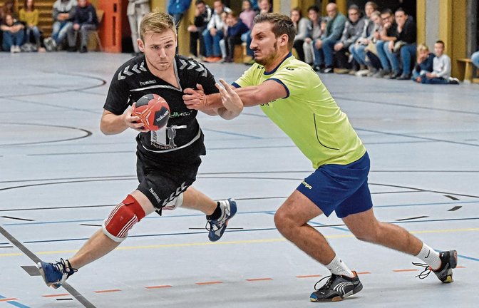 Für Tim Seitz (links) und die Handballer des CVJM Enzweihingen war gegen Nikolai Sand und den EK Bernhausen/Bonlanden kaum ein Vorbeikommen. Foto: Leitner