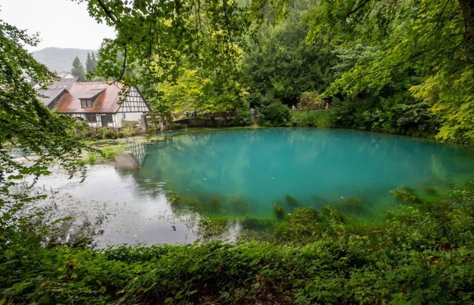 Derzeit fließen rund 900 Liter pro Sekunde aus dem Blautopf in Blaubeuren&nbsp;– in Spitzenzeiten können es bis zu 20.000 Liter pro Sekunde sein.<span class='image-autor'>Stefan Puchner/dpa</span>