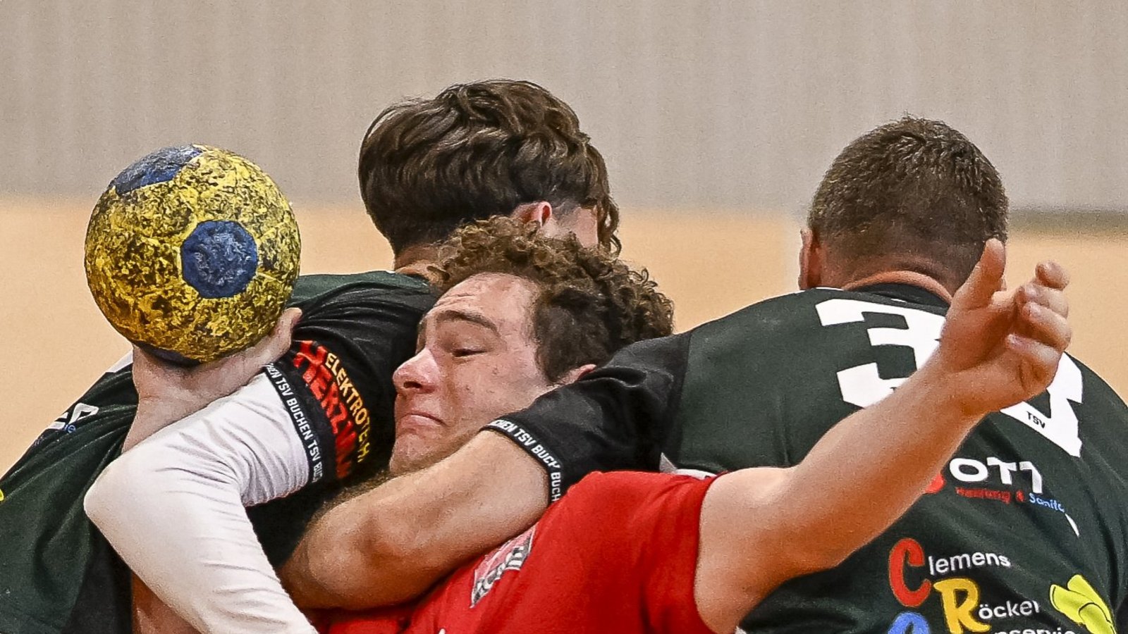 Noch einmal durchgekämpft hat sich Jan Fehnl (Mitte) im letzten Saisonspiel mit dem HC Metter-Enz. Foto: Leitner