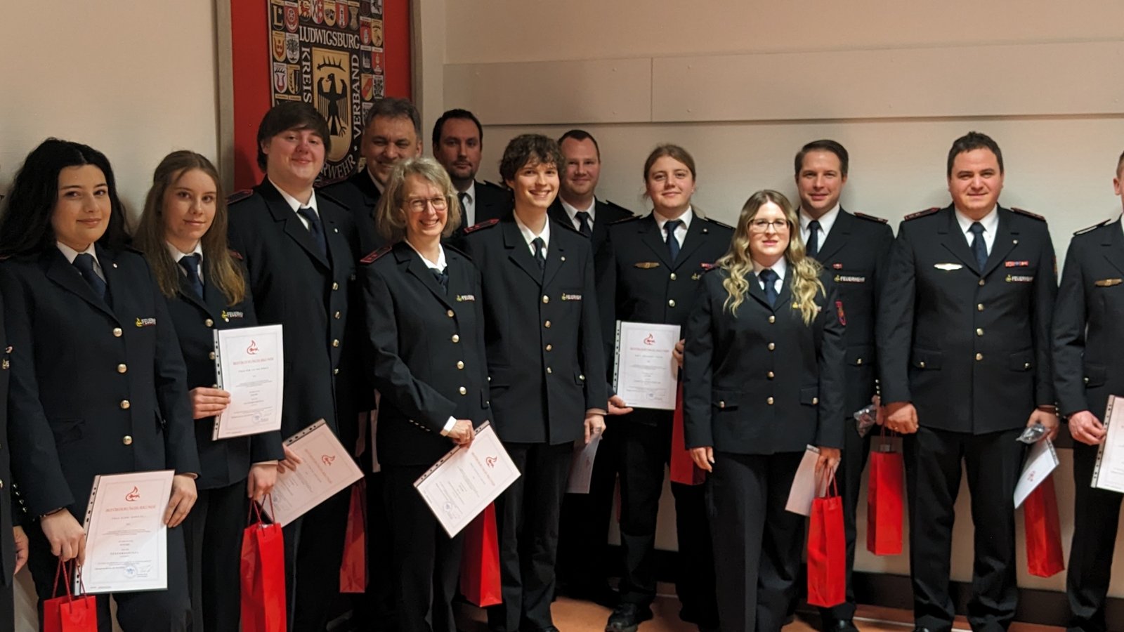 Höhere Dienstgrade: die Beförderten der Stadt-Abteilung der Vaihinger Feuerwehr. Foto: p Höhere Dienstgrade: die Beförderten der Stadt-Abteilung der Vaihinger Feuerwehr. Foto: p