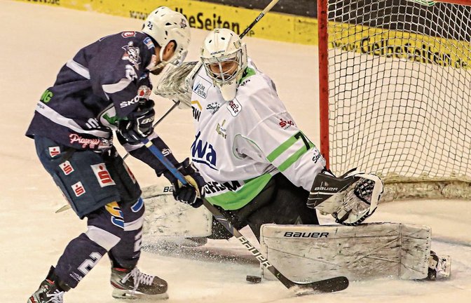 Steelers-Goalie Leon Doubrawa (von rechts) war kaum zu überwinden: Hier pariert er einen Schuss von Ryon Moser Foto: Pix-Sportfotos/Ruffler