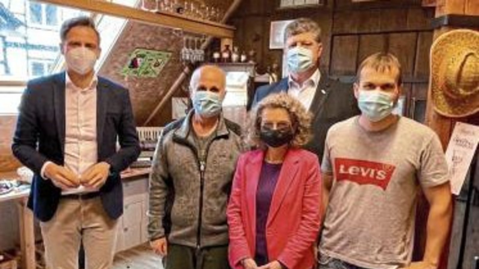 Rundgang durch die Mühle (von rechts): Tobias Fessler, Roland Zitzmann, Viola Noack, Wolfgang Fessler und Dr. Marcel Klinge. Foto: p Rundgang durch die Mühle (von rechts): Tobias Fessler, Roland Zitzmann, Viola Noack, Wolfgang Fessler und Dr. Marcel Klinge. Foto: p