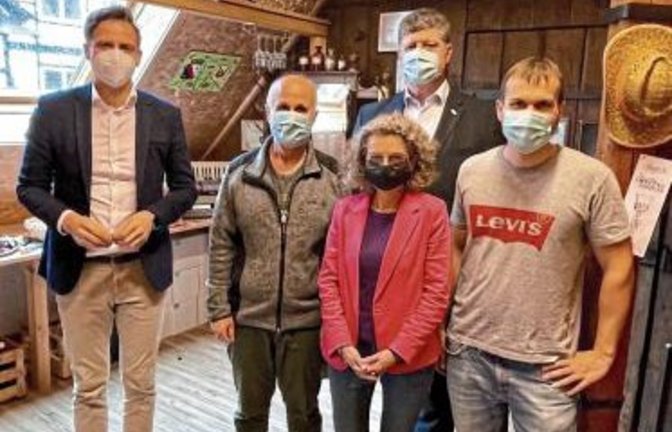 Rundgang durch die Mühle (von rechts): Tobias Fessler, Roland Zitzmann, Viola Noack, Wolfgang Fessler und Dr. Marcel Klinge.  Foto: p