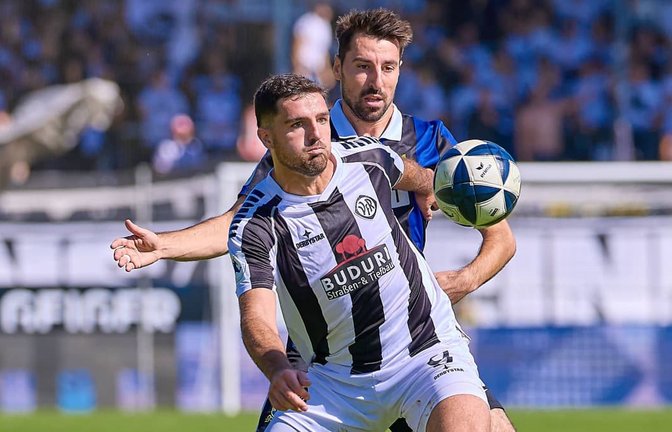 Michael Kleinschrodt (vorne) spielt mit dem VfR Aalen am Samstag im Regionallliga-Schlagerspiel bei den Stuttgarter Kickers.<span class='image-autor'>IMAGO/Eibner</span>