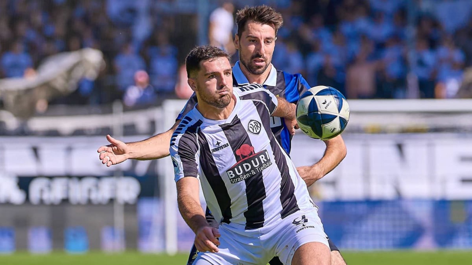 Michael Kleinschrodt (vorne) spielt mit dem VfR Aalen am Samstag im Regionallliga-Schlagerspiel bei den Stuttgarter Kickers.IMAGO/Eibner Michael Kleinschrodt (vorne) spielt mit dem VfR Aalen am Samstag im Regionallliga-Schlagerspiel bei den Stuttgarter Kickers.IMAGO/Eibner