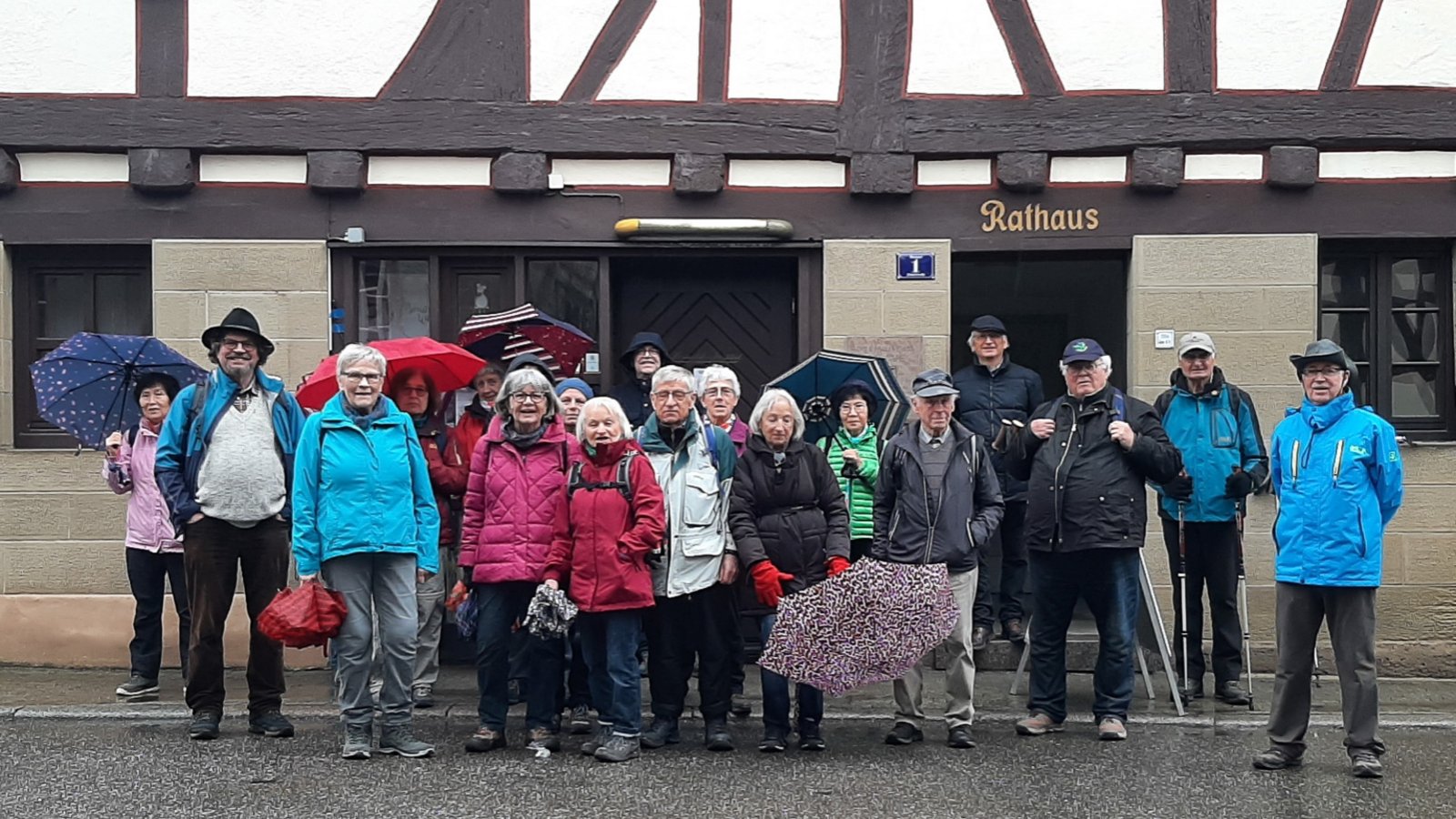 Die Albvereinswandergruppe vor dem alten Rathaus in Schmie.  Foto: p