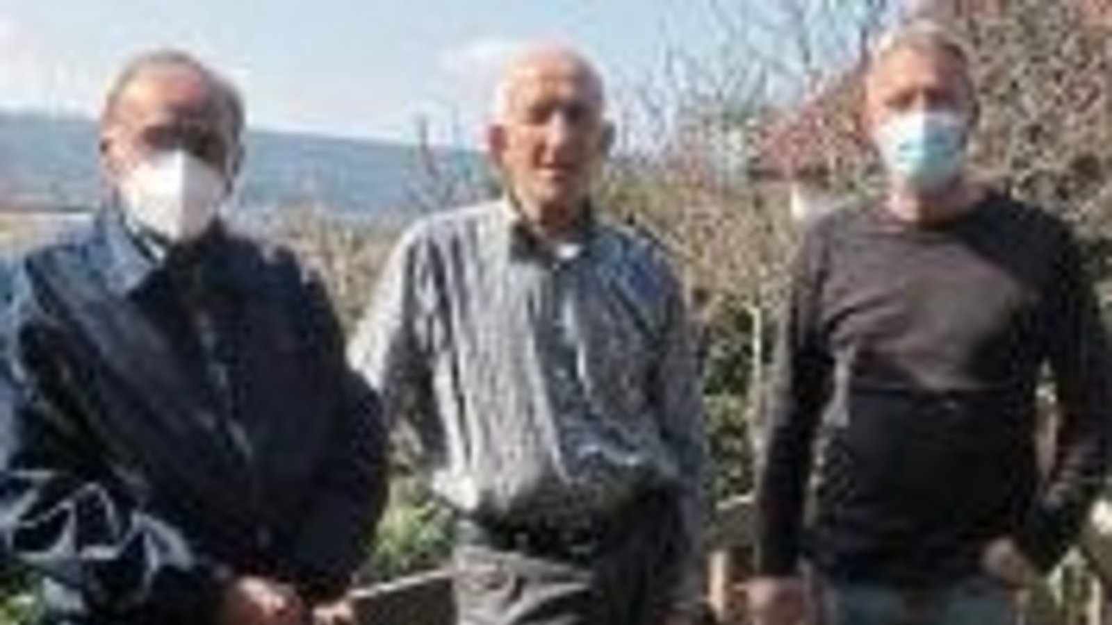 Fraktionsvorsitzender Rolf Leo, der Jubilar Otto Hagenbuch und der Lomersheimer Stadtrat Uli Hagenbuch (v.l.). Foto: p Fraktionsvorsitzender Rolf Leo, der Jubilar Otto Hagenbuch und der Lomersheimer Stadtrat Uli Hagenbuch (v.l.). Foto: p