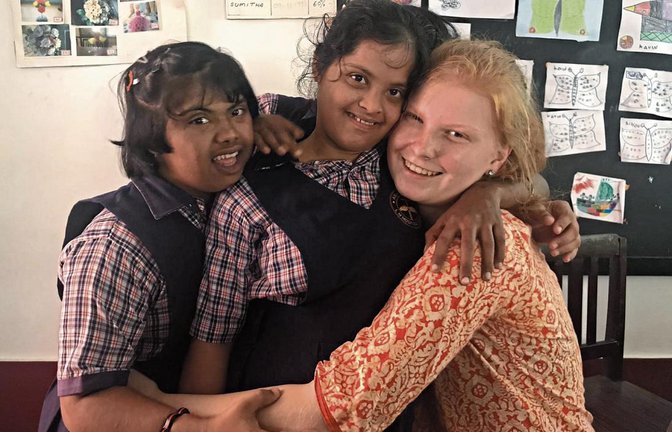 In Indien lebte und arbeitete Leonie Gruß (r.) in einem Heim mit Schule für behinderte Kinder. Sowmya (l.) und Nayana gehörten zu ihrer Klasse.