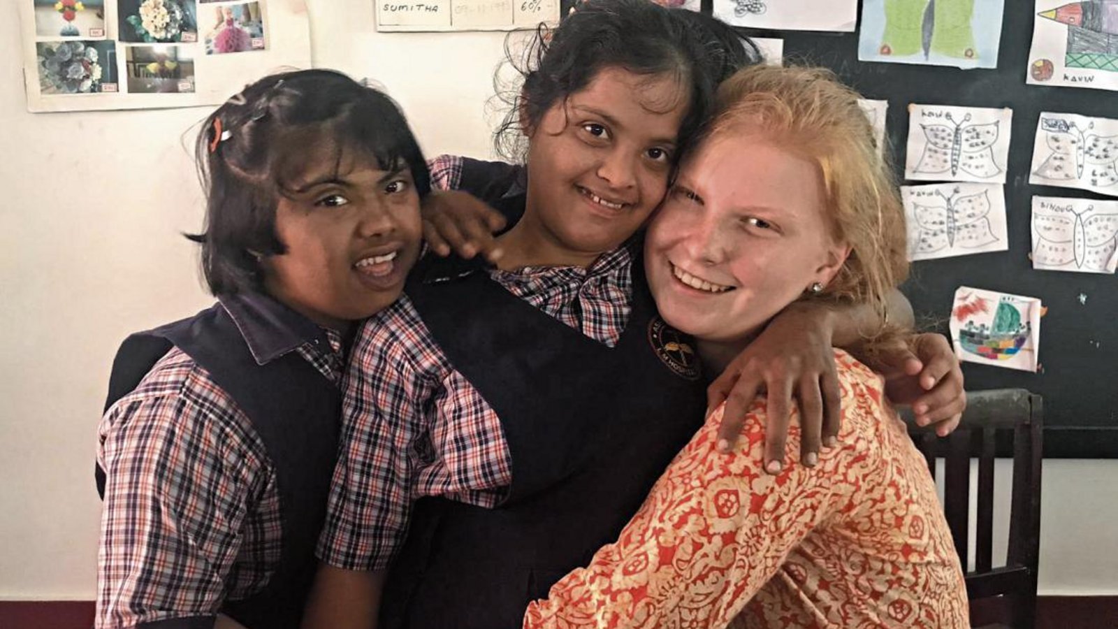 In Indien lebte und arbeitete Leonie Gruß (r.) in einem Heim mit Schule für behinderte Kinder. Sowmya (l.) und Nayana gehörten zu ihrer Klasse.