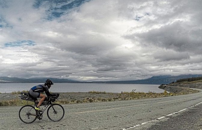 Ganz klein zwischen Wolken und Landschaft: Jonas Deichmann durchquert auf seiner Tour von der Nord- zur Südspitze Amerikas die Weiten von Yukon. Fotos: privat