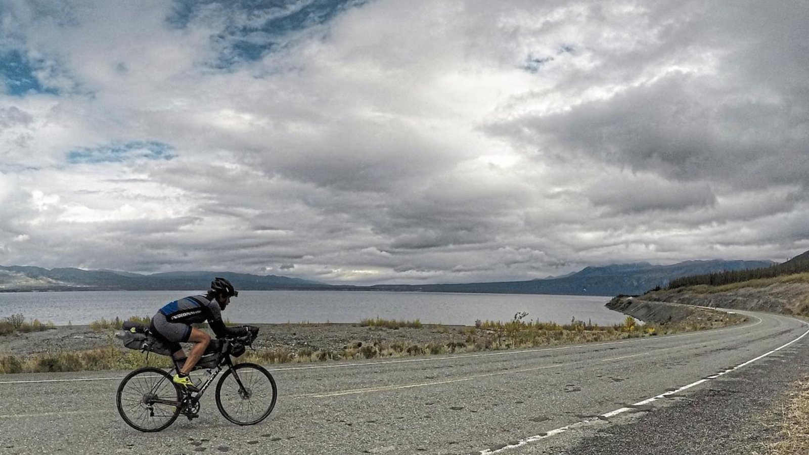 Ganz klein zwischen Wolken und Landschaft: Jonas Deichmann durchquert auf seiner Tour von der Nord- zur Südspitze Amerikas die Weiten von Yukon. Fotos: privat Ganz klein zwischen Wolken und Landschaft: Jonas Deichmann durchquert auf seiner Tour von der Nord- zur Südspitze Amerikas die Weiten von Yukon. Fotos: privat