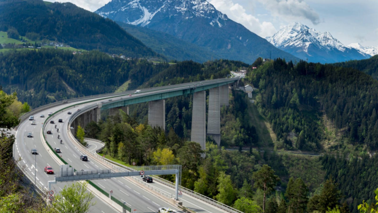 Die Brennerautobahn ist am Pfingstsamstag, dem 30. Mai 2026 für mehrere Stunden komplett gesperrt. Alle Infos zur Dauer, betroffenen Strecken und Alternativen für Reisende.Foto: Charles Bowman / Shutterstock.com Die Brennerautobahn ist am Pfingstsamstag, dem 30. Mai 2026 für mehrere Stunden komplett gesperrt. Alle Infos zur Dauer, betroffenen Strecken und Alternativen für Reisende.Foto: Charles Bowman / Shutterstock.com
