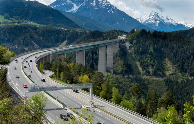 Die Brennerautobahn ist am Pfingstsamstag, dem 30. Mai 2026 für mehrere Stunden komplett gesperrt. Alle Infos zur Dauer, betroffenen Strecken und Alternativen für Reisende.<span class='image-autor'>Foto: Charles Bowman / Shutterstock.com</span>